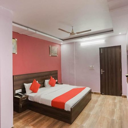 Hotel O Red Velvet Rooms & Banquet Фаридабад Экстерьер фото