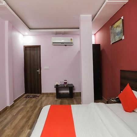 Hotel O Red Velvet Rooms & Banquet Фаридабад Экстерьер фото