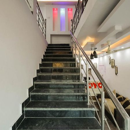 Hotel O Red Velvet Rooms & Banquet Фаридабад Экстерьер фото