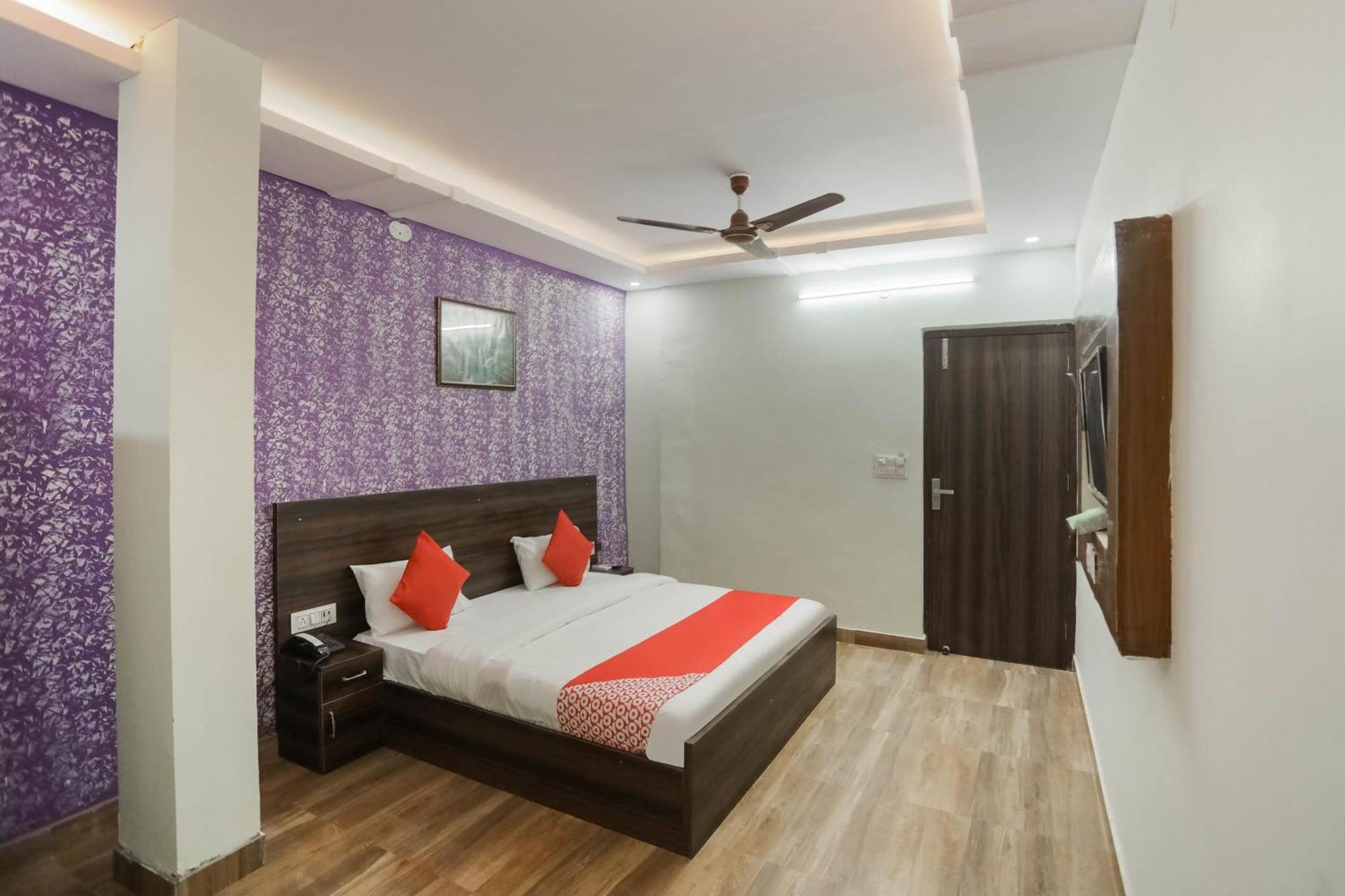 Hotel O Red Velvet Rooms & Banquet Фаридабад Экстерьер фото