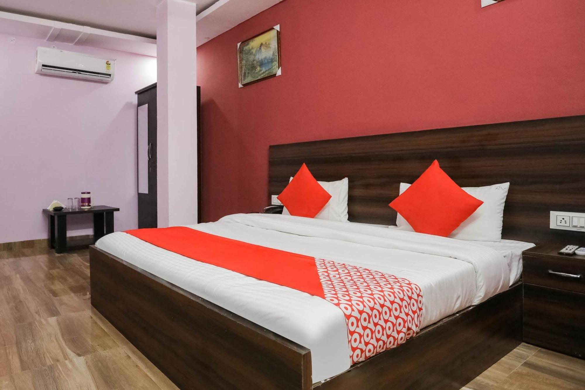 Hotel O Red Velvet Rooms & Banquet Фаридабад Экстерьер фото