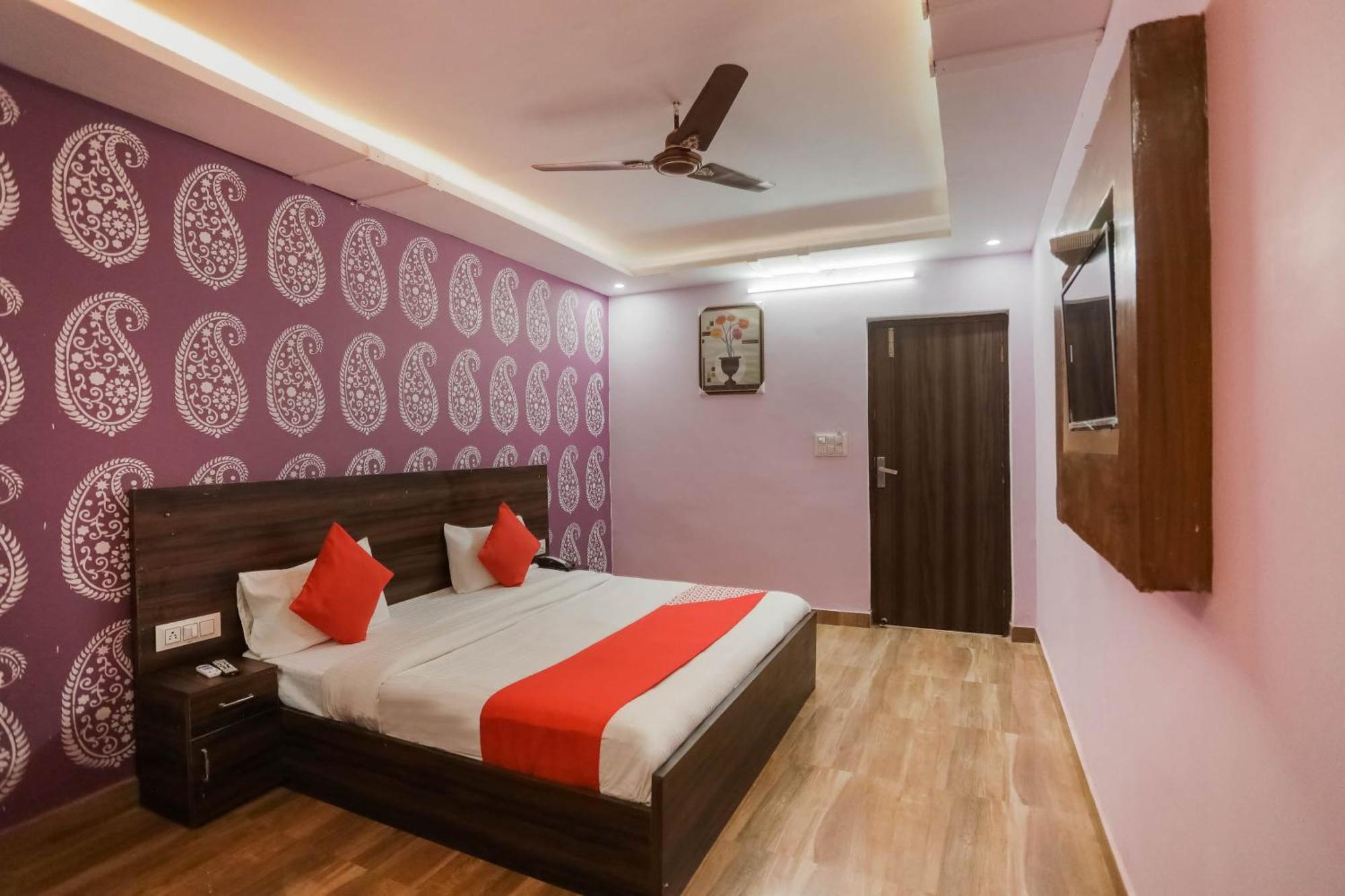 Hotel O Red Velvet Rooms & Banquet Фаридабад Экстерьер фото