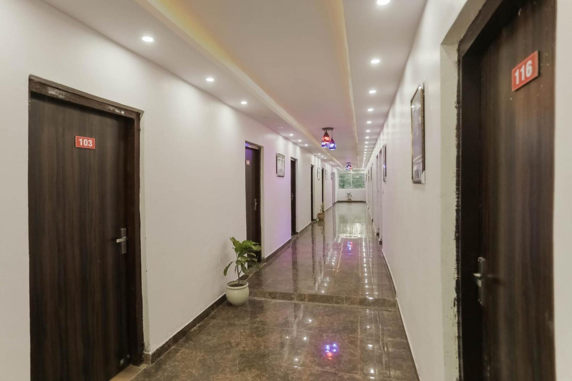 Hotel O Red Velvet Rooms & Banquet Фаридабад Экстерьер фото