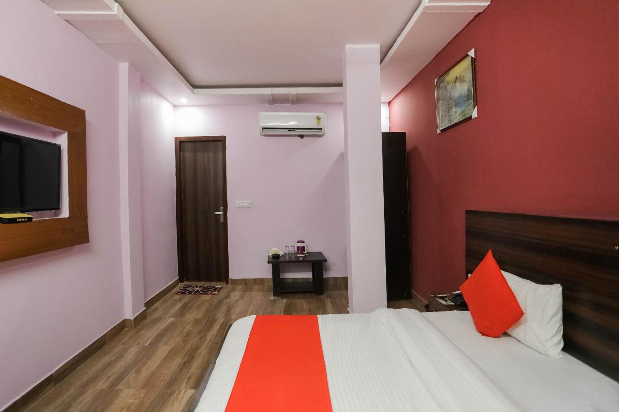 Hotel O Red Velvet Rooms & Banquet Фаридабад Экстерьер фото