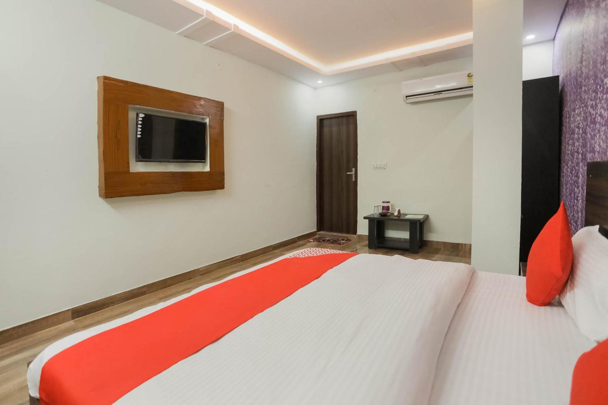Hotel O Red Velvet Rooms & Banquet Фаридабад Экстерьер фото