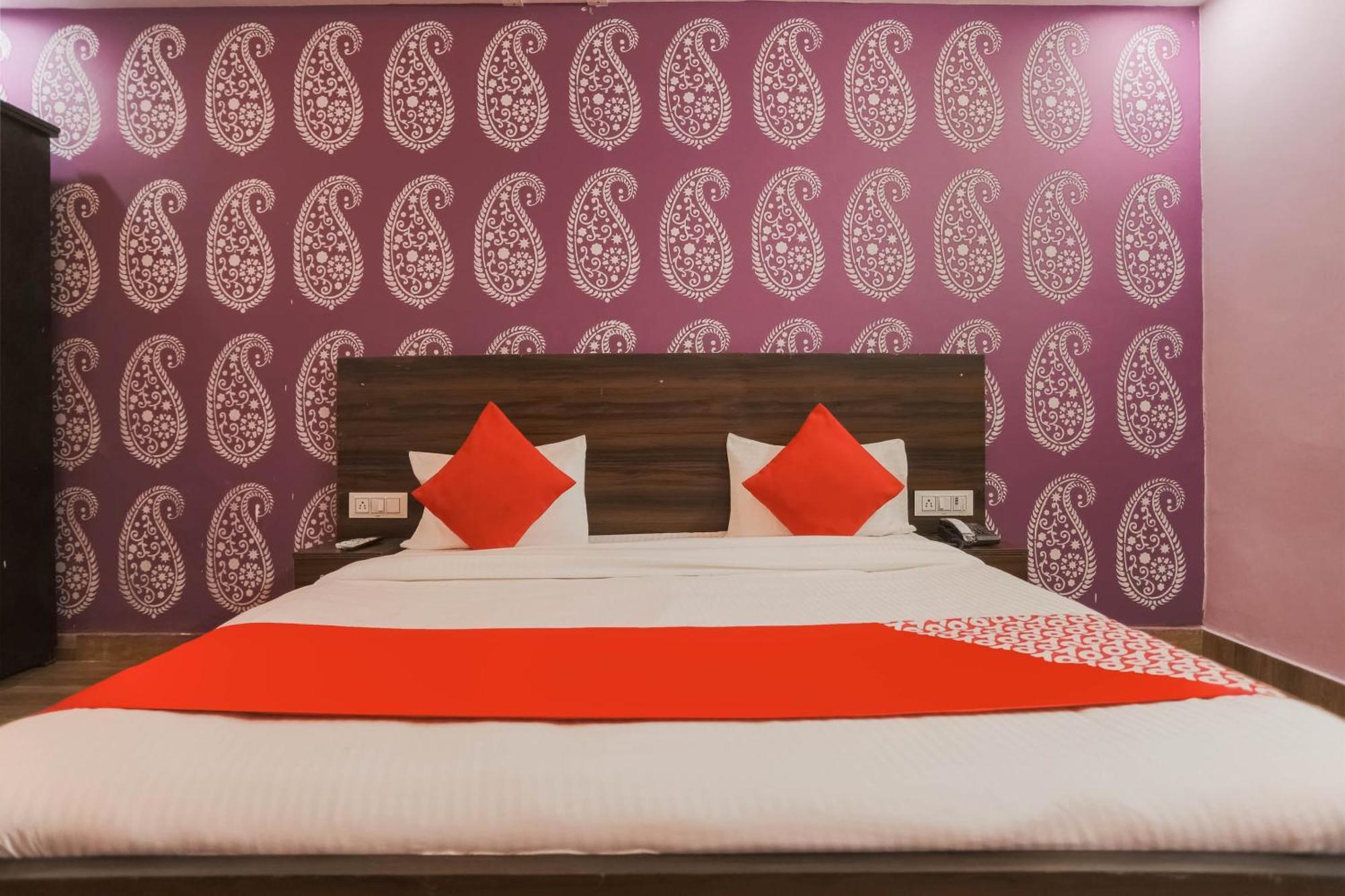 Hotel O Red Velvet Rooms & Banquet Фаридабад Экстерьер фото
